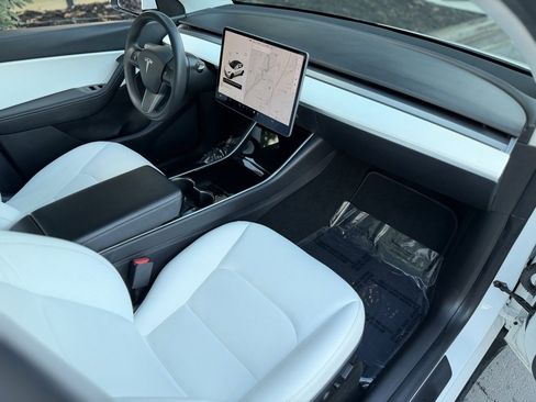 Used 2021 Tesla Model Y Long Range image 31