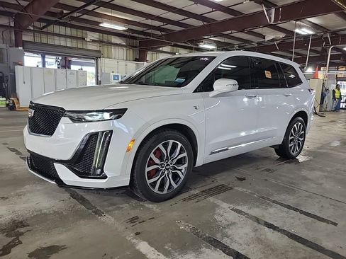 Used 2022 Cadillac XT6 Sport image 2