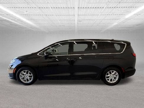 Used 2023 Chrysler Pacifica Touring-L FWD image 2