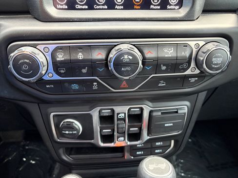 Used 2023 Jeep Wrangler Sahara w/ Cold Weather Group image 17