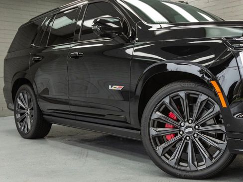 Used 2025 Cadillac Escalade V image 9