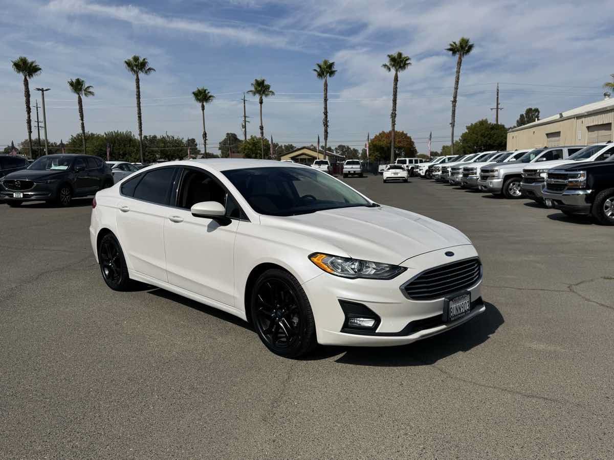 Used 2020 Ford Fusion SE w/ Equipment Group 151A FWD image 2