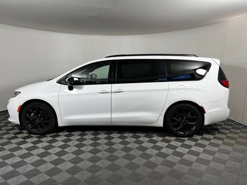 Used 2025 Chrysler Pacifica Limited FWD image 8