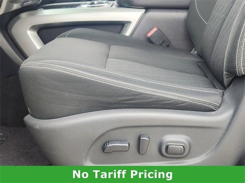 Used 2018 Nissan Titan SV w/ SV Convenience Package image 23