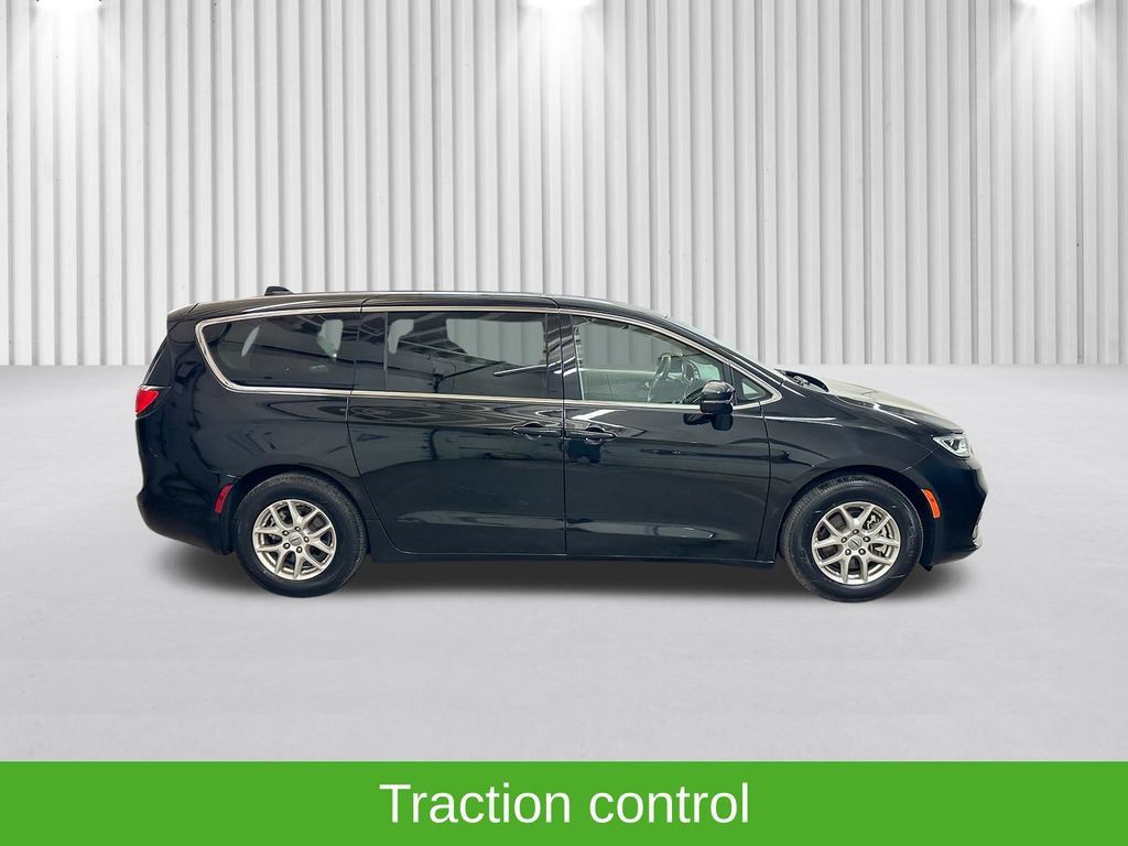 Used 2024 Chrysler Pacifica Touring-L FWD image 5