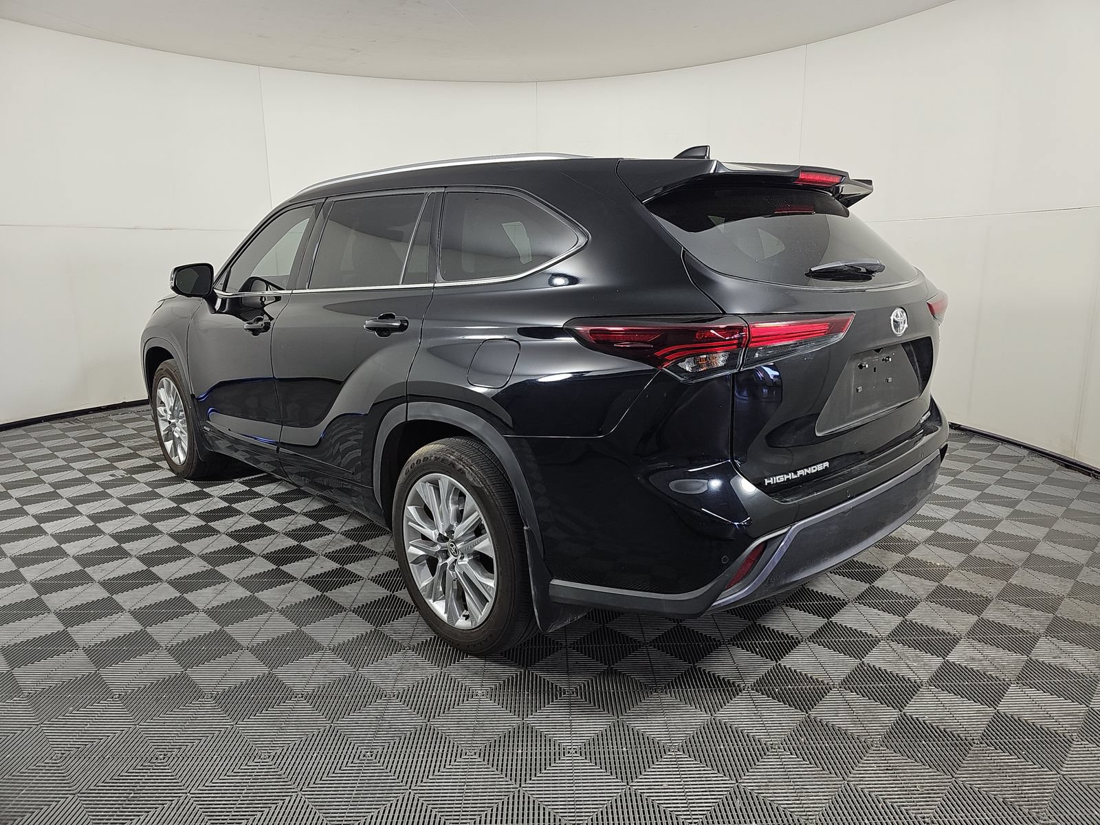 Certified 2026 Toyota Highlander Limited AWD/4WD image 21