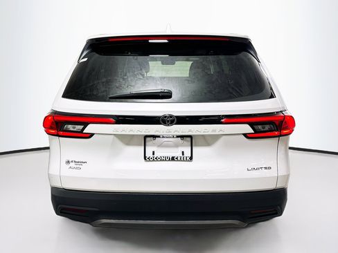 Used 2024 Toyota Grand Highlander AWD image 4
