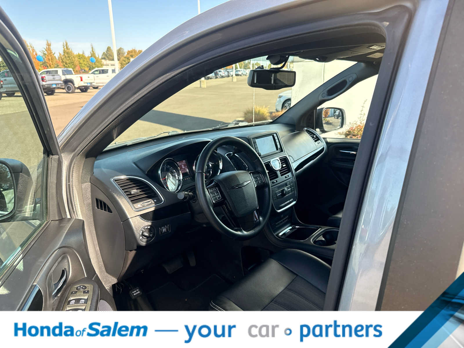 Used 2014 Chrysler Town & Country S FWD image 2