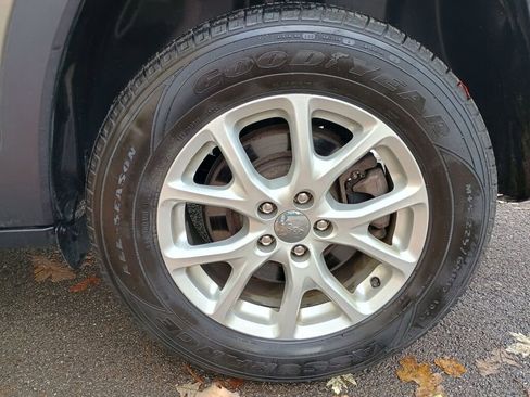 Used 2017 Jeep Cherokee Latitude w/ Safety/Convenience Group image 25