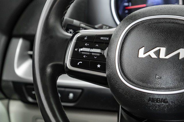 Used 2023 Kia Carnival LX FWD image 15
