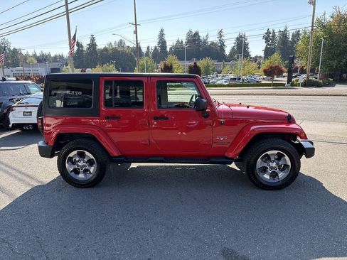 Used 2017 Jeep Wrangler Unlimited Sahara w/ Connectivity Group AWD/4WD image 9