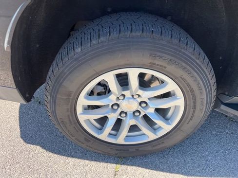 Used 2024 Chevrolet Suburban LT image 12