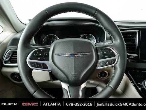 Used 2024 Chrysler Pacifica Touring-L FWD image 9
