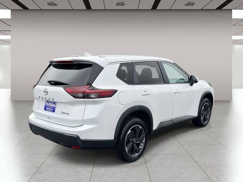 Used 2024 Nissan Rogue SV AWD/4WD image 3