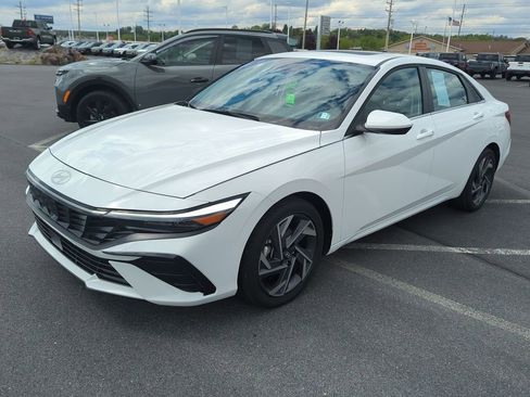 Used 2025 Hyundai Elantra SEL FWD image 4