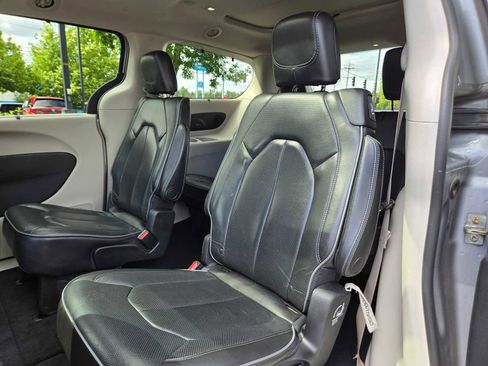 Used 2020 Chrysler Pacifica Limited FWD image 17