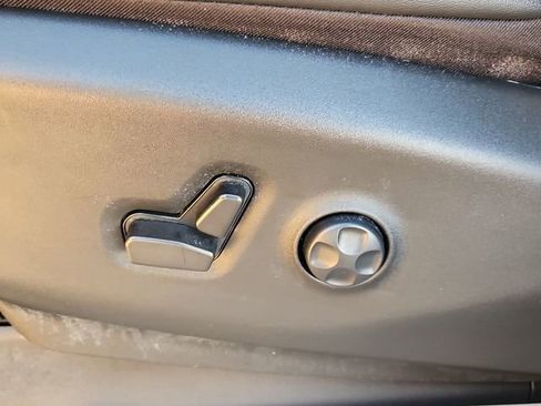 Used 2024 Chrysler Pacifica Touring-L image 12