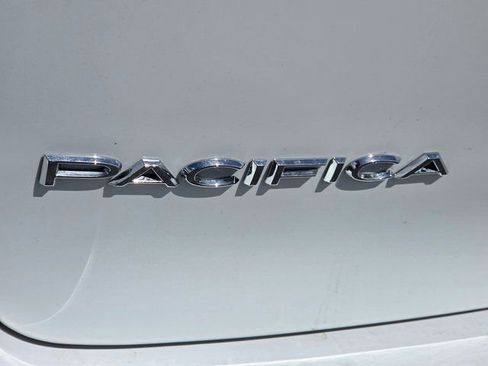 Used 2023 Chrysler Pacifica Touring-L FWD image 10