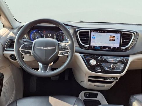 Used 2023 Chrysler Pacifica Touring-L FWD image 4