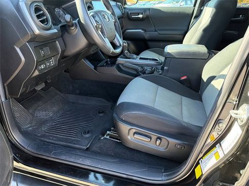 Used 2022 Toyota Tacoma TRD Sport image 9