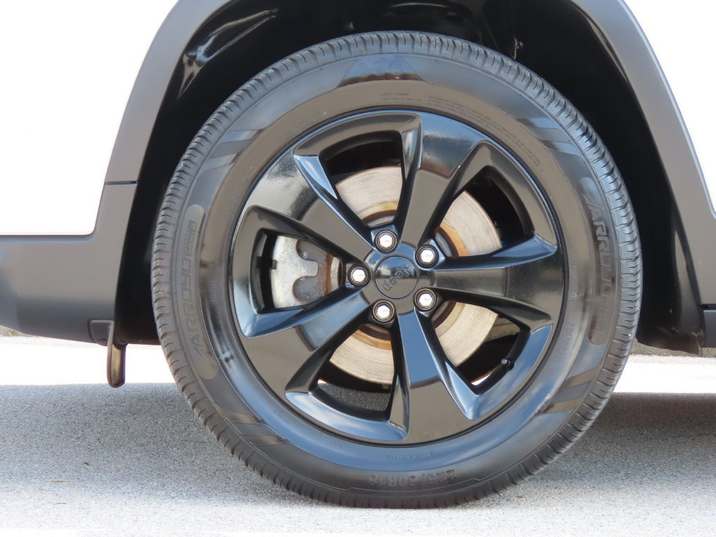 Used 2019 Jeep Cherokee Latitude Plus AWD/4WD image 14