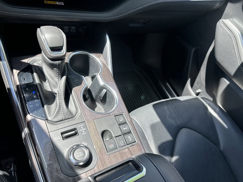 Used 2024 Toyota Highlander Platinum image 19