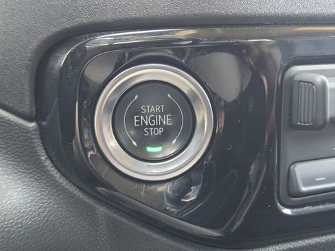 Used 2025 GMC Sierra 1500 SLT AWD/4WD image 21