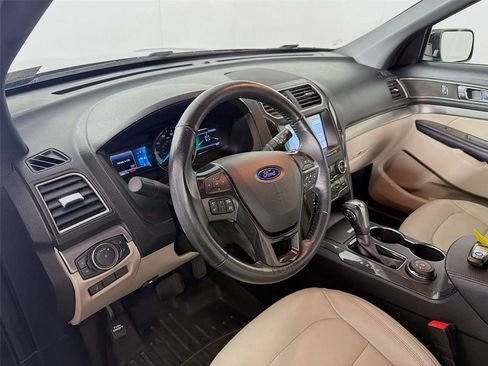 Used 2018 Ford Explorer XLT w/ Equipment Group 202A AWD/4WD image 17