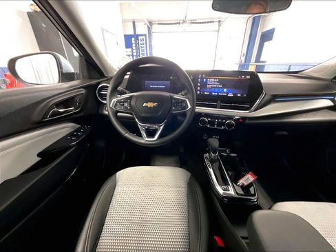 Used 2025 Chevrolet Trax LT w/ LT Convenience Package FWD image 17