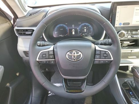 Used 2023 Toyota Highlander Platinum image 14