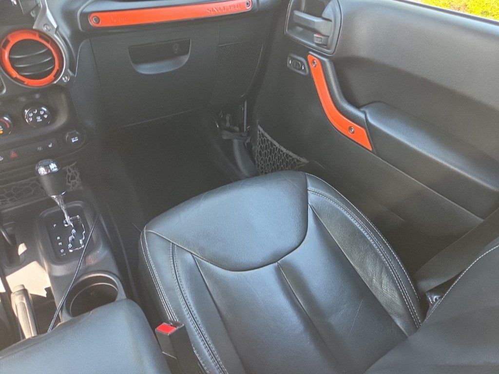 Used 2015 Jeep Wrangler Unlimited Rubicon w/ Connectivity Group AWD/4WD image 43