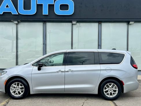 Used 2024 Chrysler Pacifica Touring-L FWD image 42