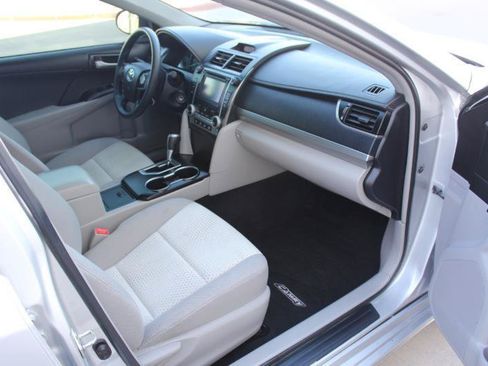 Used 2014 Toyota Camry LE FWD image 19