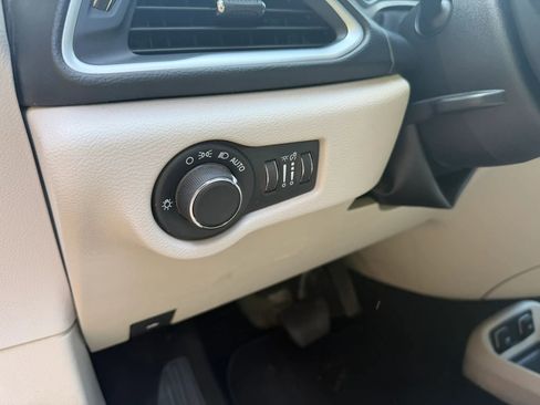 Used 2017 Chrysler Pacifica Touring w/ Tire & Wheel Group FWD image 11