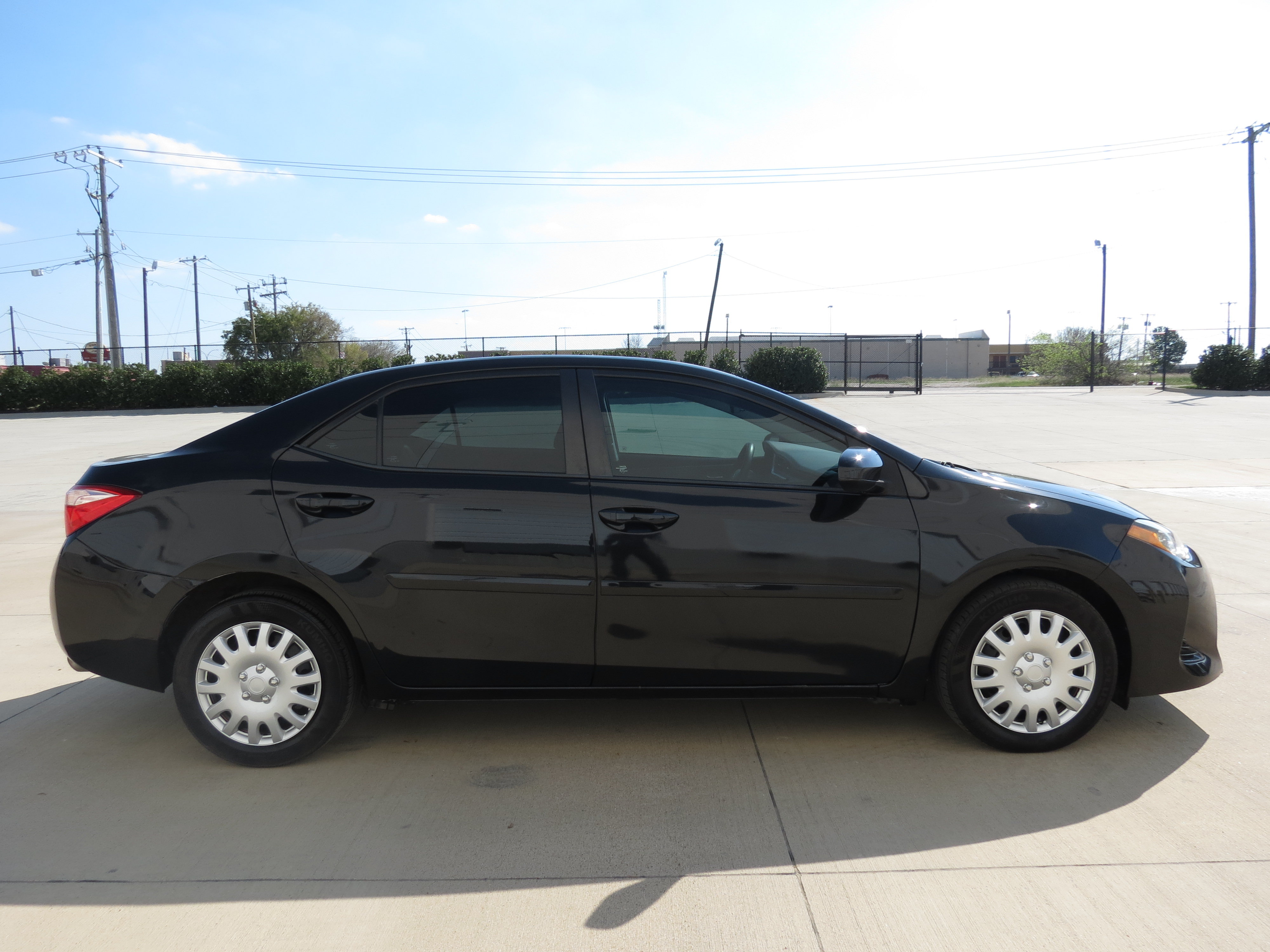 Used 2017 Toyota Corolla LE FWD image 4