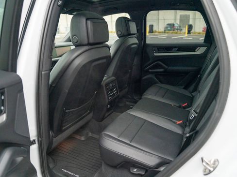 Used 2025 Porsche Cayenne image 21