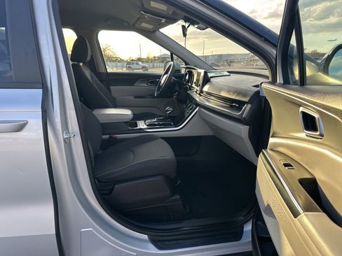 Used 2022 Kia Carnival LX image 12