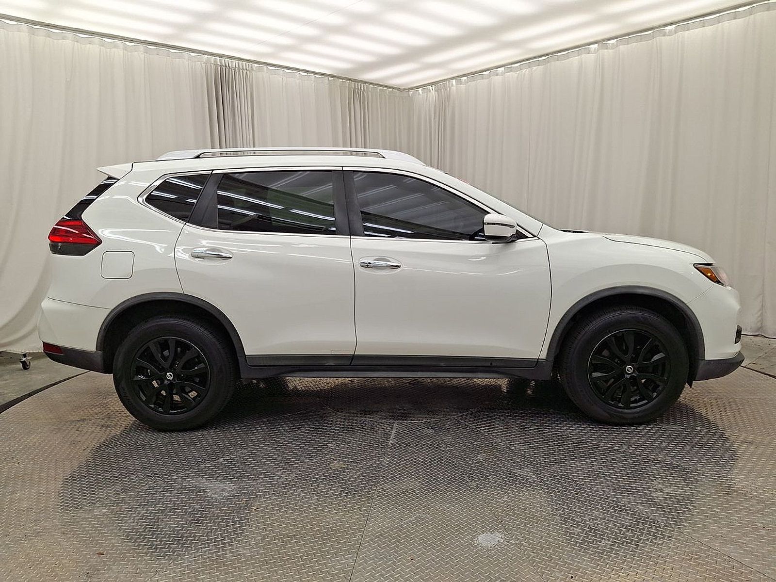 Used 2017 Nissan Rogue SV AWD/4WD image 29