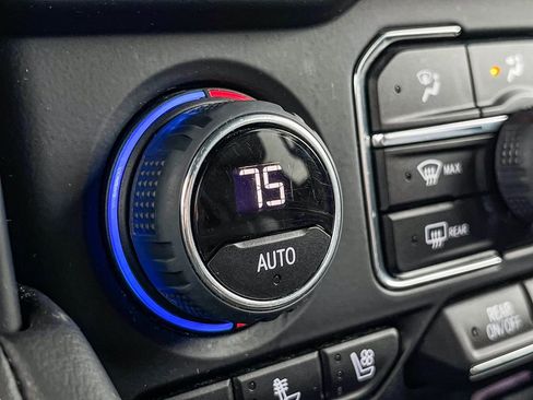 Used 2023 Chevrolet Suburban Premier image 29