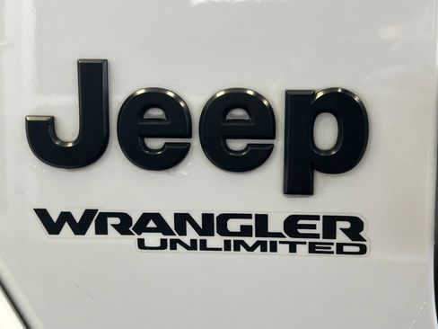 Used 2020 Jeep Wrangler Unlimited Sahara AWD/4WD image 8