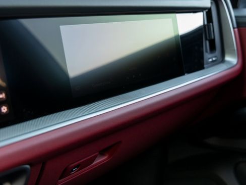 Certified 2025 Porsche Cayenne S image 37