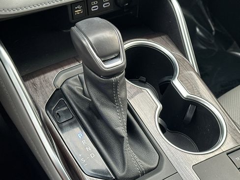 Used 2023 Toyota Highlander Limited image 16