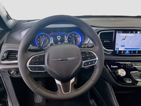 Used 2026 Chrysler Pacifica Limited FWD image 11