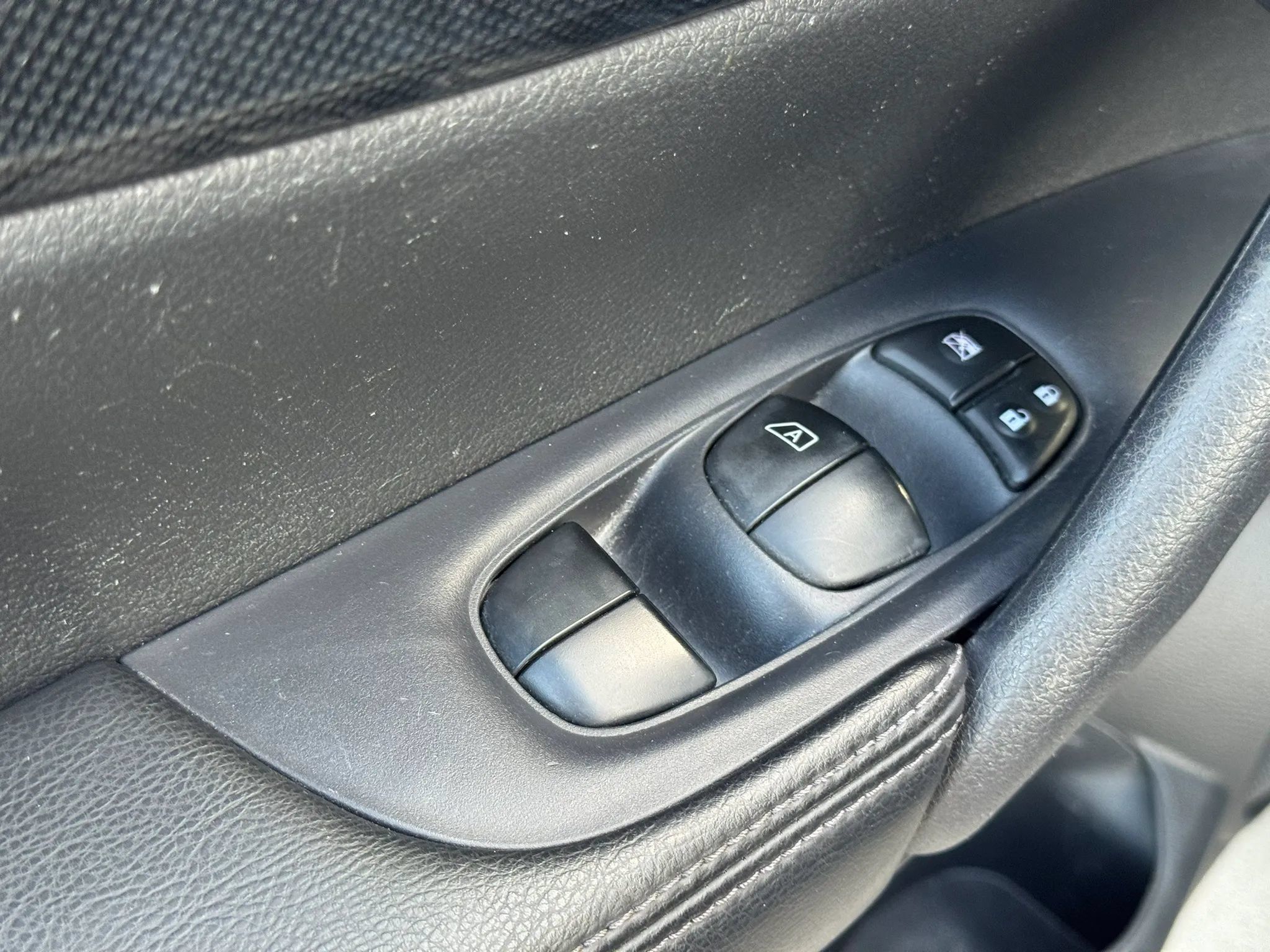 Used 2015 Nissan Rogue SL FWD image 12