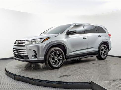 Used 2019 Toyota Highlander LE image 2