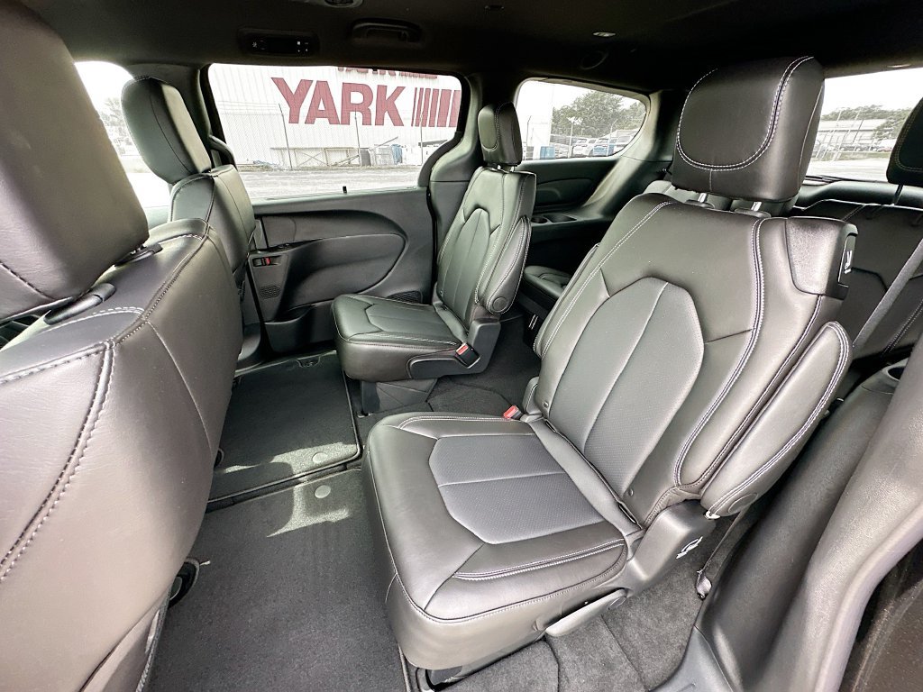 New 2027 Chrysler Pacifica Select FWD image 30