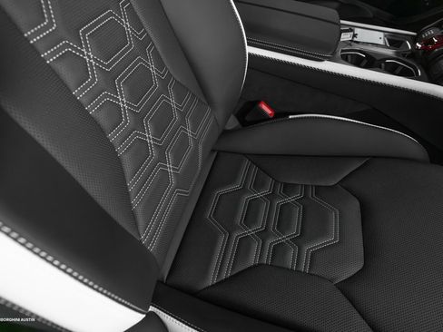 Used 2025 Lamborghini Urus SE image 54