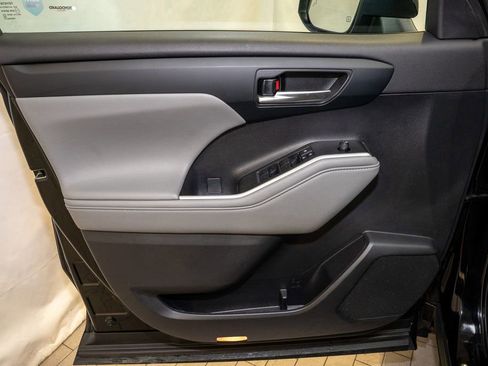 Certified 2023 Toyota Highlander XLE image 13