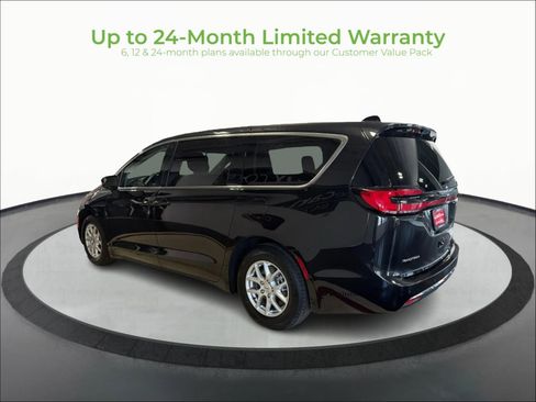 Used 2023 Chrysler Pacifica Touring-L FWD image 5