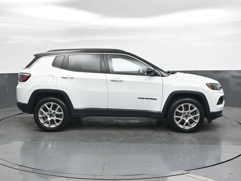 Used 2025 Jeep Compass Limited AWD/4WD image 3